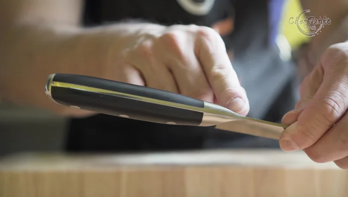 Ergonomic knife handle for comfortable grip