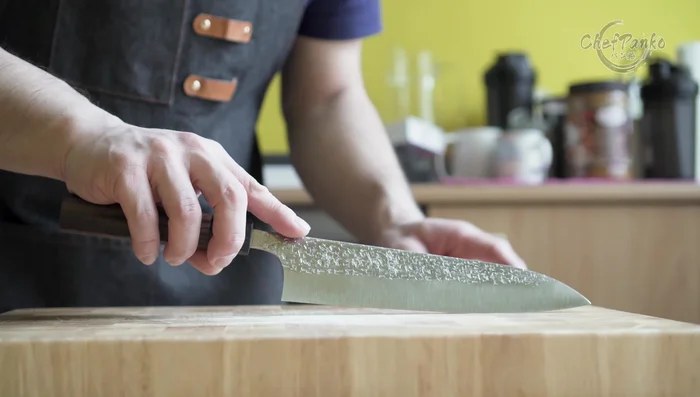Santoku knife balance point test