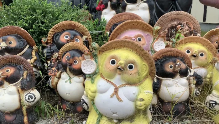 Shigaraki-yaki tanuki pottery figurines