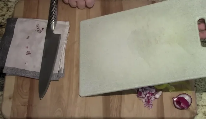Wooden vs plastic cutting board