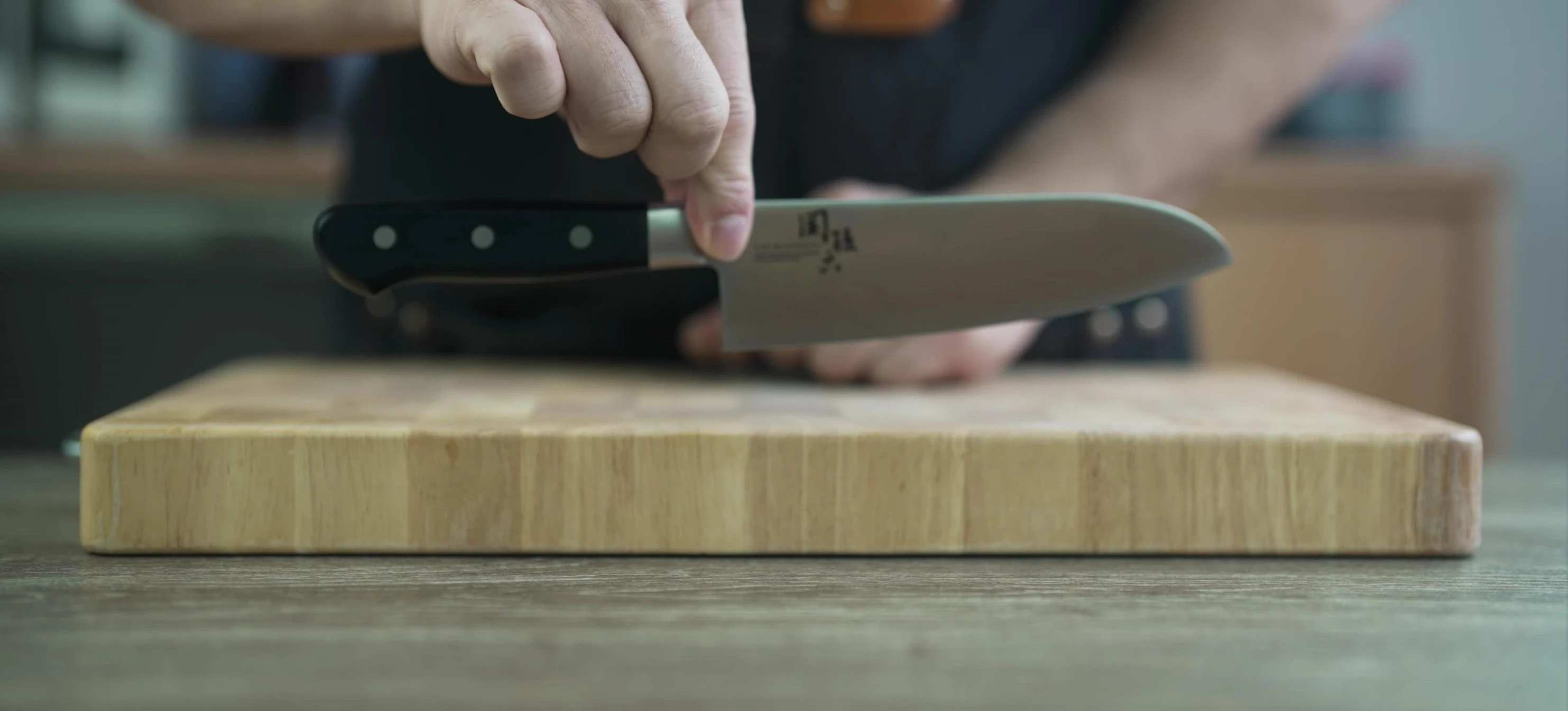 Santoku knife, pinch grip, chopping board