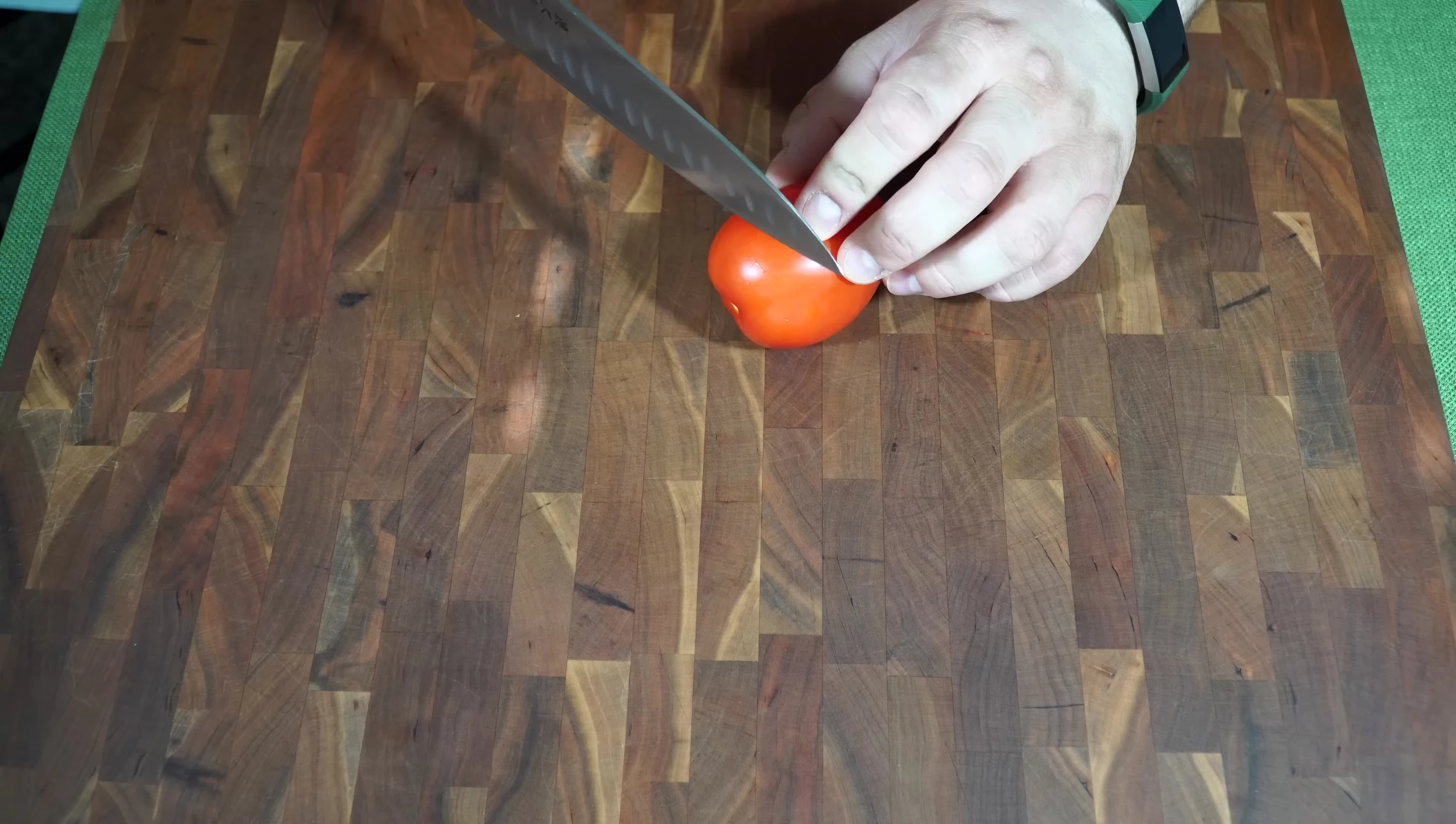 MAC MTH-80 knife slicing tomato.