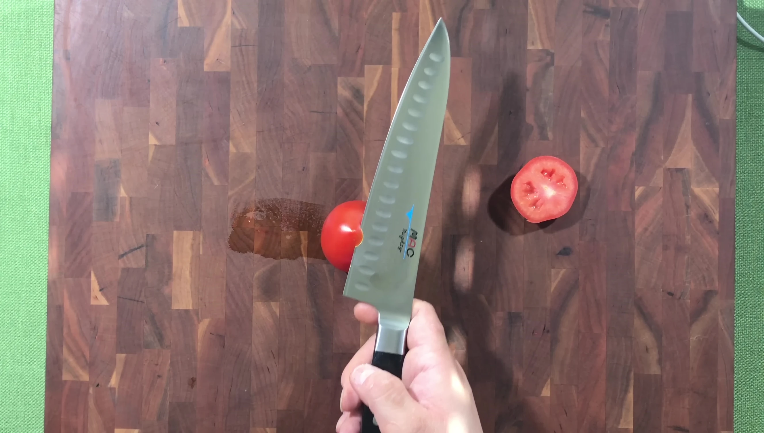MAC MTH-80 knife slicing tomato