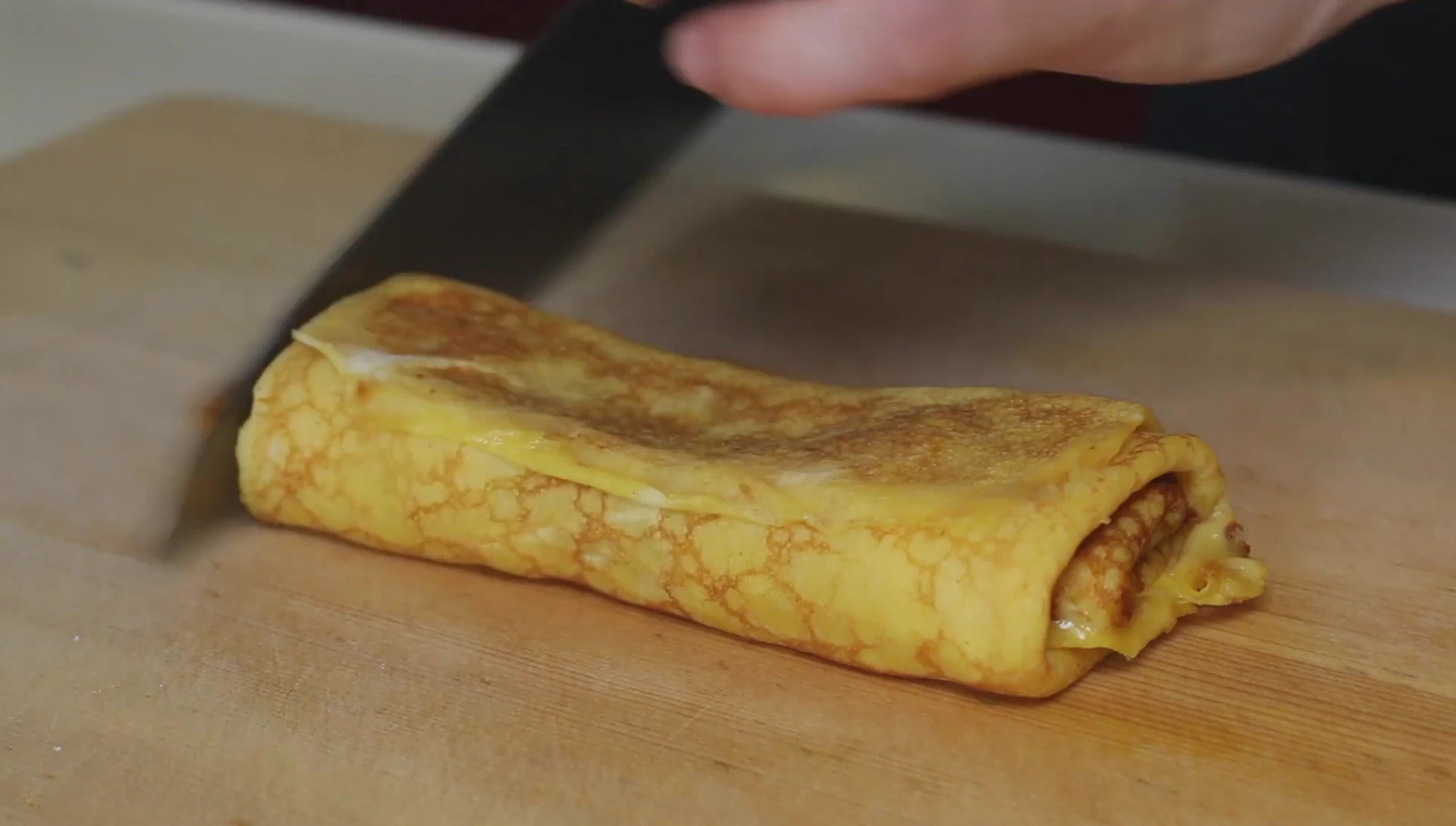 Trimming and slicing tamagoyaki