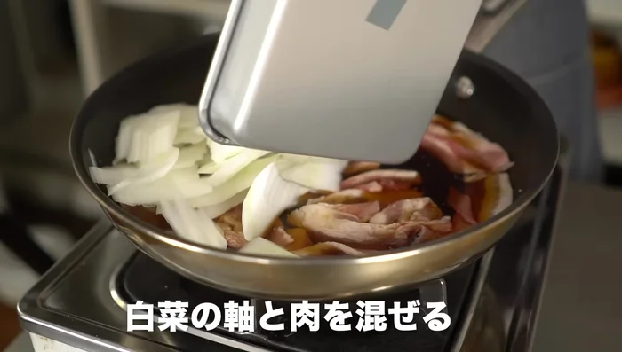 Add the cabbage stem, mixing it with the pork.