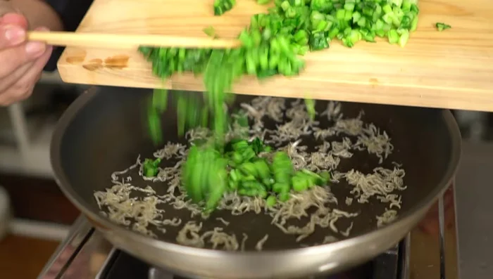 Add the squeezed turnip leaves and stir-fry.