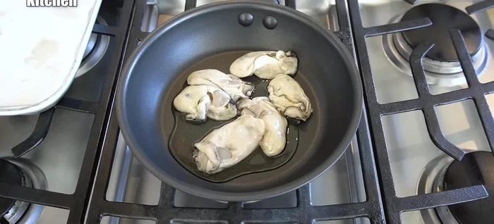 Add the oysters to the pan, cooking on low heat to prevent them from shrinking. Flip gently when the sesame seeds bubble.