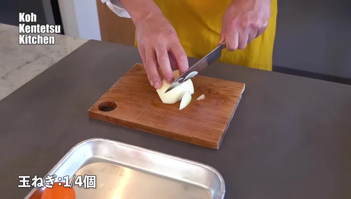 Prepare the vegetables: thinly slice the onions and carrots. [166.159, 189.159]