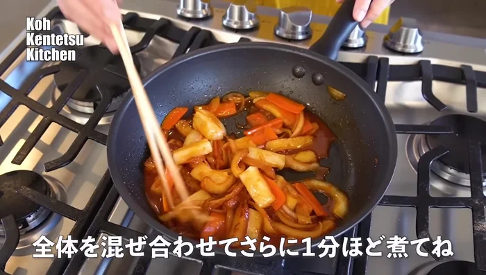 Add the pre-cooked kirimochi to the pan and mix gently. [363.039]