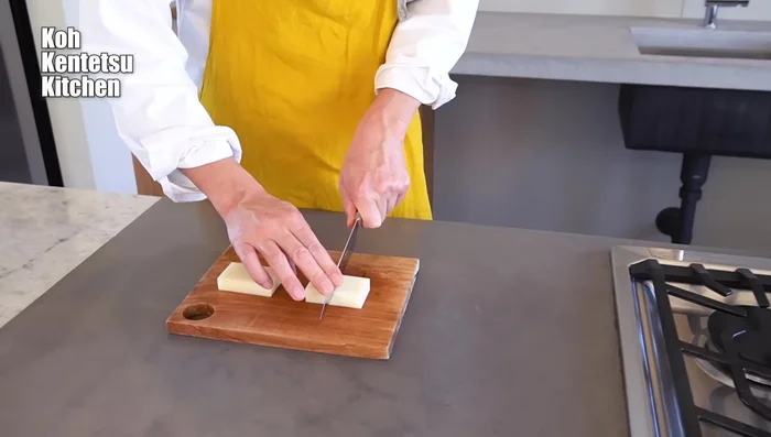 Cut the leftover kirimochi into roughly 6 pieces per cake. [56.719]