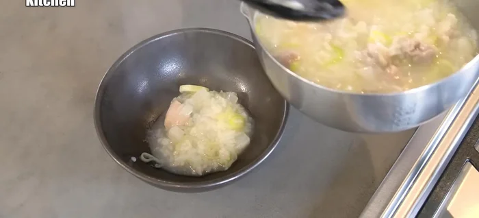 Serve hot, optionally garnished with kimchi, seaweed, and the blue parts of the green onion.