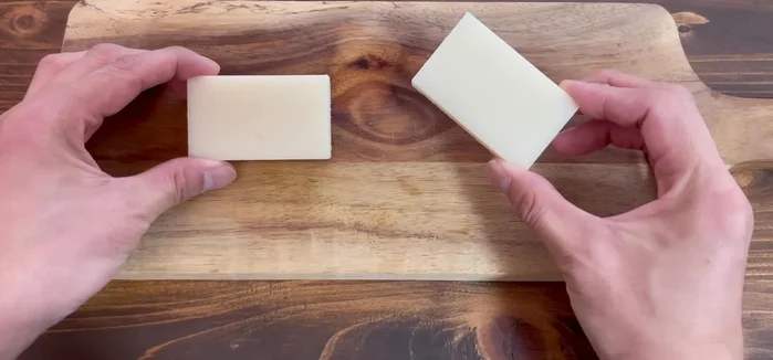 Break the mochi into small pieces and place them in a heat-resistant bowl. Add 100g of water.