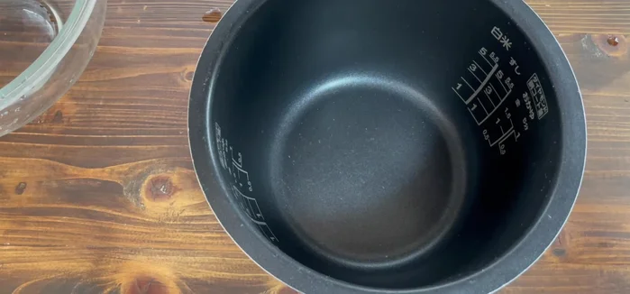 Cook adzuki beans with 600g of water in a rice cooker until plump.
