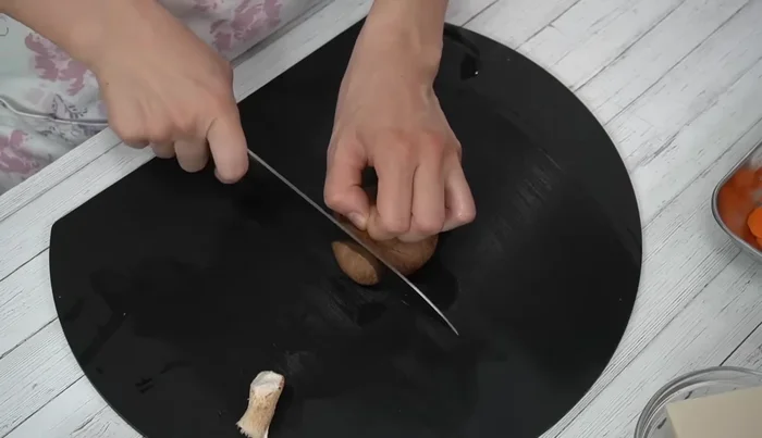 Cut off the stems of shiitake mushrooms and slice the caps into 1cm pieces.