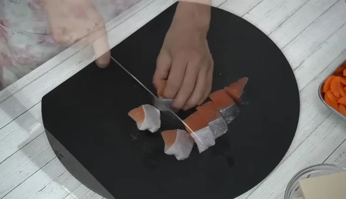 Cut the salted salmon into bite-sized pieces.