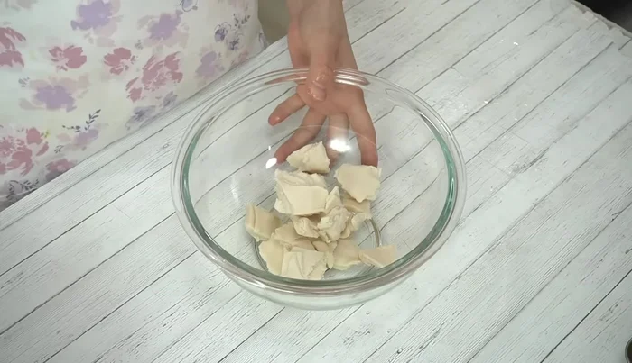 In a separate bowl, mash sake lees to loosen it (if necessary). Add a ladleful to the pot and dissolve.