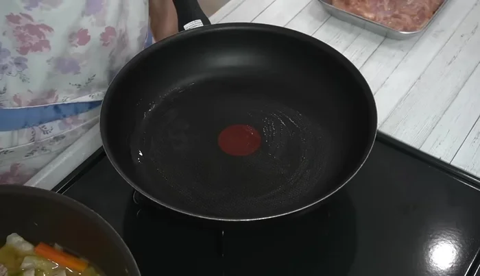 Grill the chicken: Heat salad oil in a pan over medium heat. Place the chicken skin-side down, and cook for 3 minutes until browned. Flip and cook for another 2 minutes. Reduce heat to low, add 1 tablespoon of water, cover, and steam for 5 minutes.