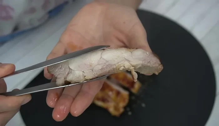 Serve: Cut the chicken and serve with the stir-fried vegetables.