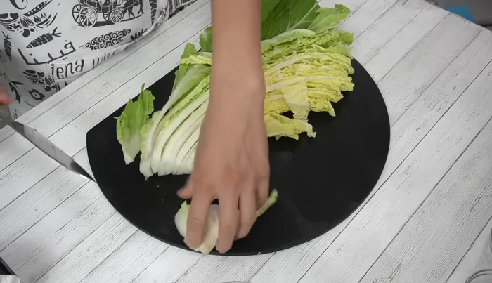Cut off the core of the Chinese cabbage. Roughly cut the blade and core parts.