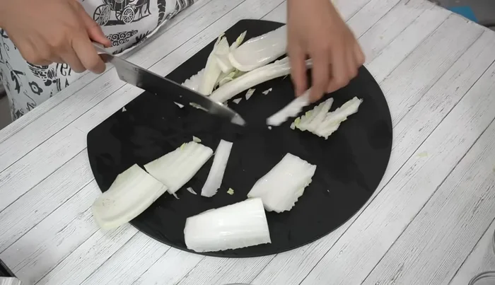 Cut the cabbage into 5cm wide pieces, then into 5mm wide strips along the grain.