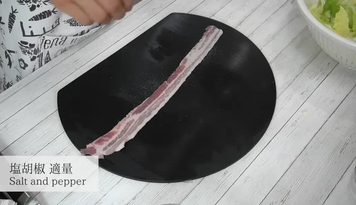 Prepare the meat: Sprinkle salt and pepper on the pork belly, and lightly coat the inside with wheat flour.