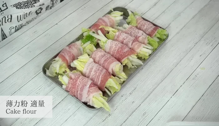 Lightly dust the rolled cabbage with flour.