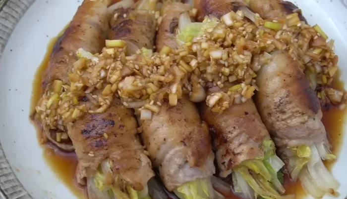 Serve on a plate and generously pour green onion sauce over the cabbage.
