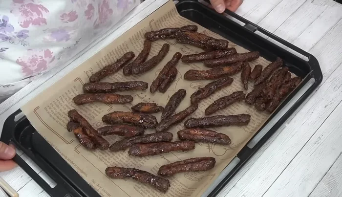 Spread karinto pieces on a baking sheet to cool completely.