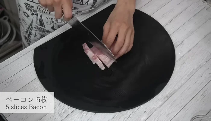 Cut the bacon into 1cm wide pieces and separate them with your hands.