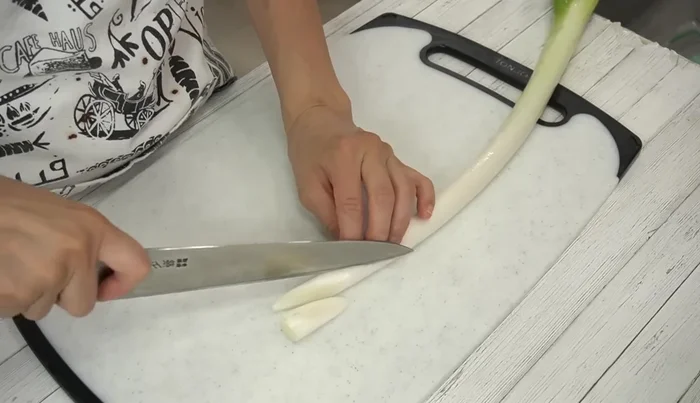 Prepare green onions: Cut off the root and slice diagonally into 1cm wide pieces. Wash thoroughly.