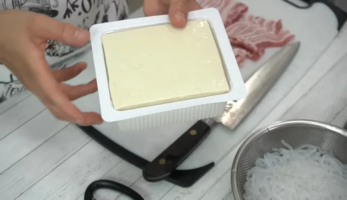 Prepare tofu: Tear the tofu into bite-sized pieces.