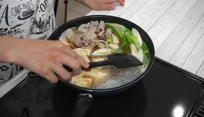 Add soy sauce and simmer: Pour soy sauce over the ingredients and simmer for 20 minutes, covered with foil or kitchen paper to avoid burning.
