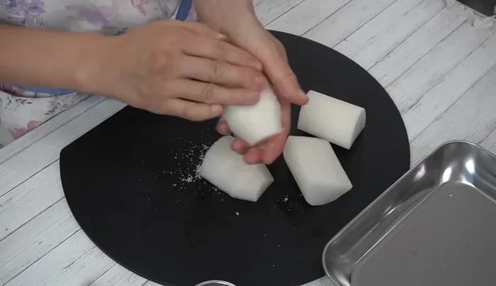 Rub salt (1% of radish weight) thoroughly into the radish and leave for 30 minutes.