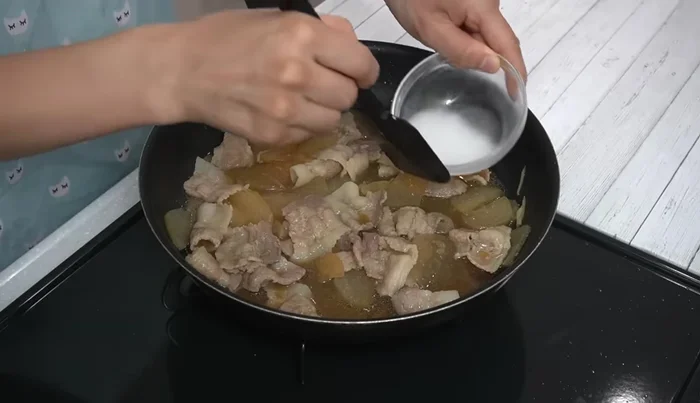 Turn off the heat, add the potato starch mixture, and mix immediately. Return to the heat and cook for 1 minute.