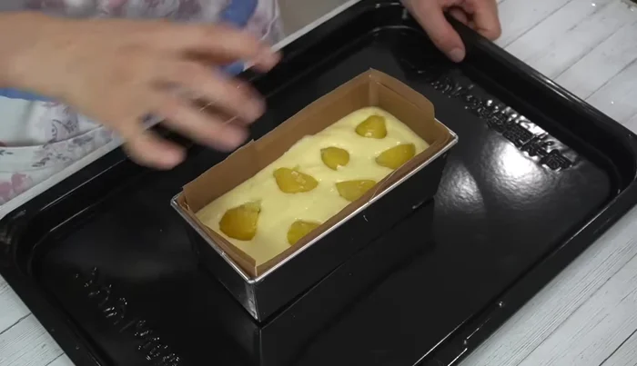 Bake in a preheated oven at 170°C for 7-10 minutes until a film forms on the surface. Make a cut in the middle.
