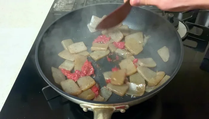 Turn off the heat and add the prepared umeboshi. Mix well.