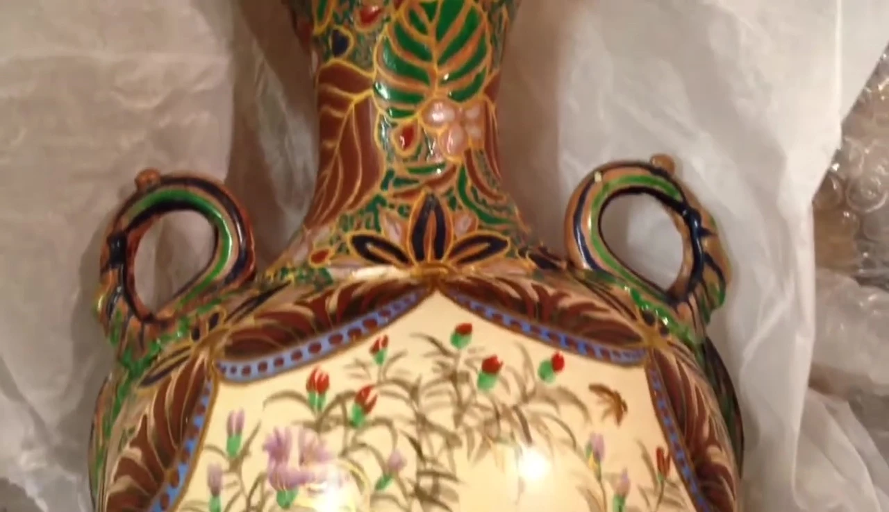 Antique Japanese Kinkozan vase with floral design