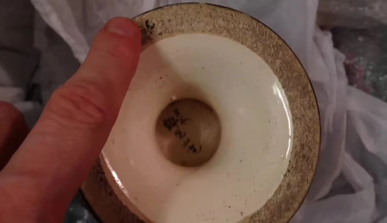 Kinkozan vase base, Meiji period mark