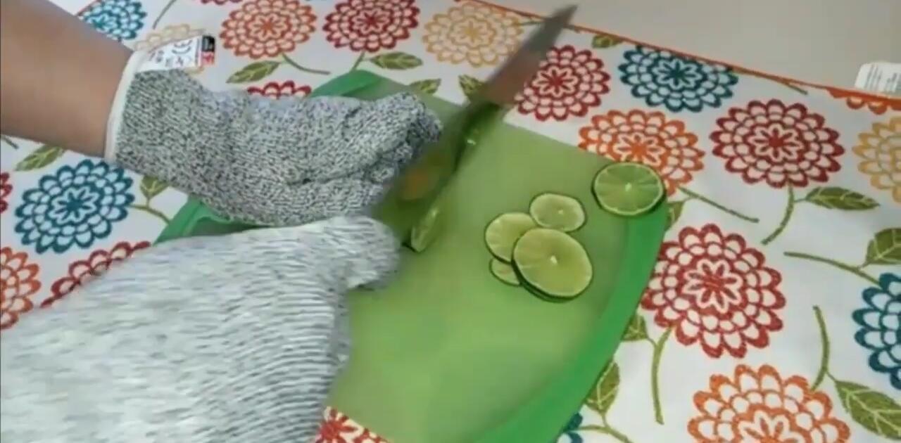 Close-up of the handle of both knives