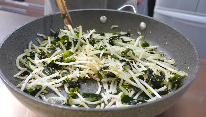 Mix everything together quickly. The dish is done when you can smell the sesame.