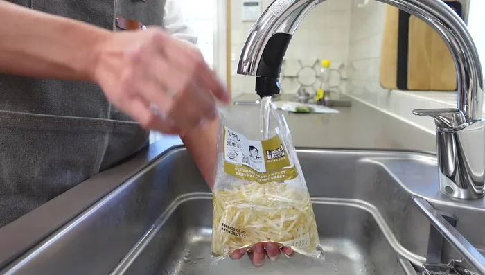 Cut the bean sprouts with scissors and place them in a bag. Add water to the bag to eliminate odor and improve texture. Make a slit at the bottom of the bag for drainage.