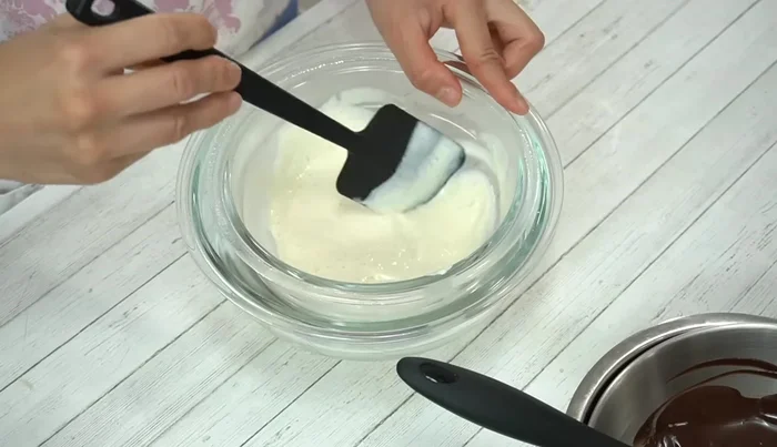 Combine the melted chocolate and warmed tofu, mixing thoroughly until smooth. If lumps remain, heat briefly in a microwave (600W, 30 seconds).