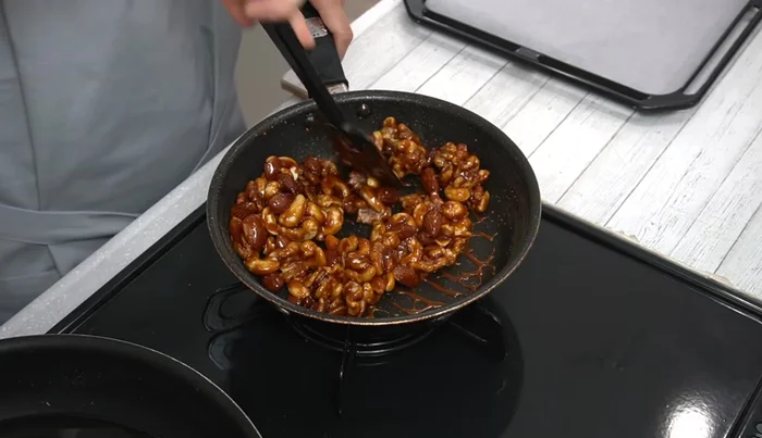 Return to medium heat for about 30 seconds, stirring constantly, to evaporate excess water. The mixture should form a string.