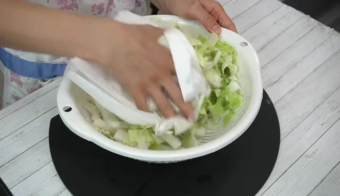 Rinse the cabbage and thoroughly wipe it dry with paper towels to remove moisture.