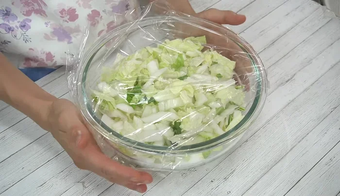 Place the cabbage in a heat-resistant bowl, cover with plastic wrap, and microwave at 600W for 3 minutes, or until slightly softened.