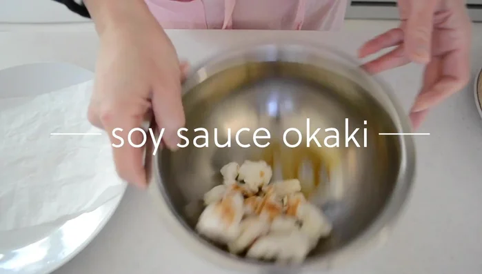 **Flavor 1 (Soy Sauce):** Sprinkle soy sauce (to taste) over the mochi to maintain a crispy texture.