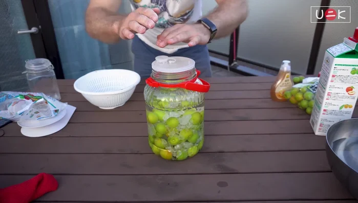 Seal the jar tightly.