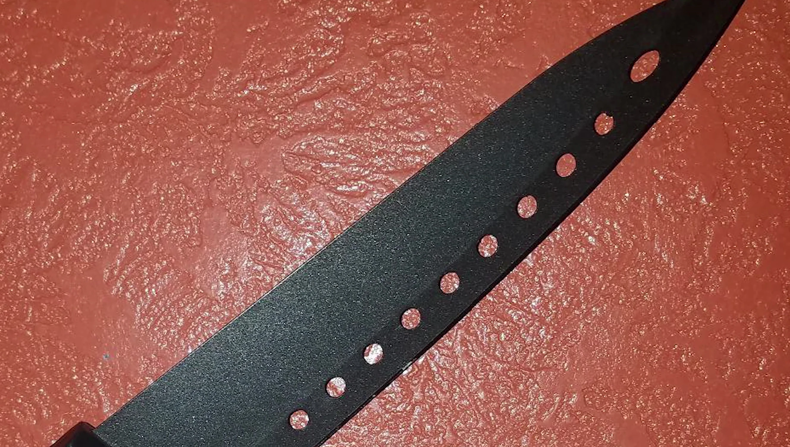 Non-stick sushi knife with aerated blade