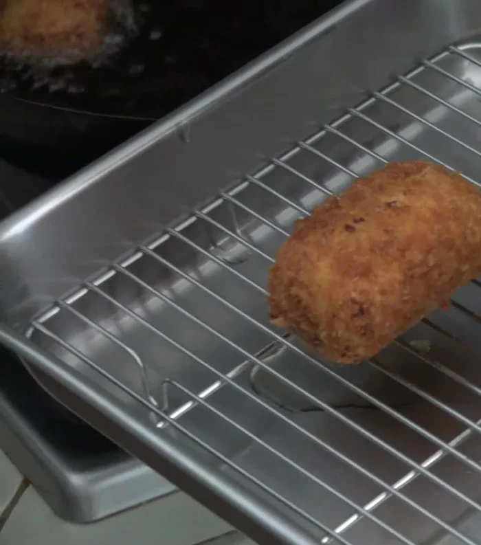 Remove from oil and serve immediately while hot. Garnish with lemon juice or tonkatsu sauce.