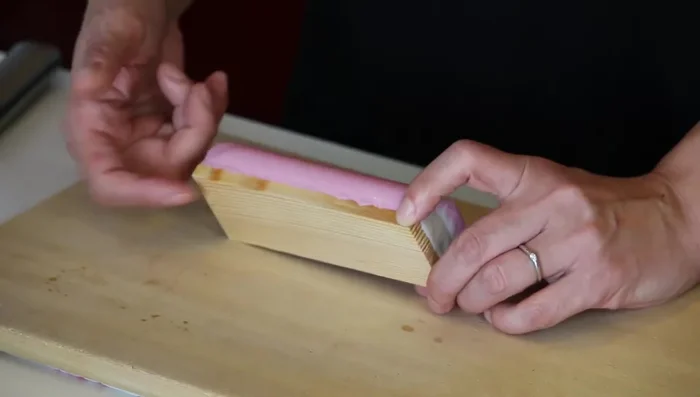 Prepare toppings: Slice kamaboko into 8 pieces (2 slices per serving). (102.56)